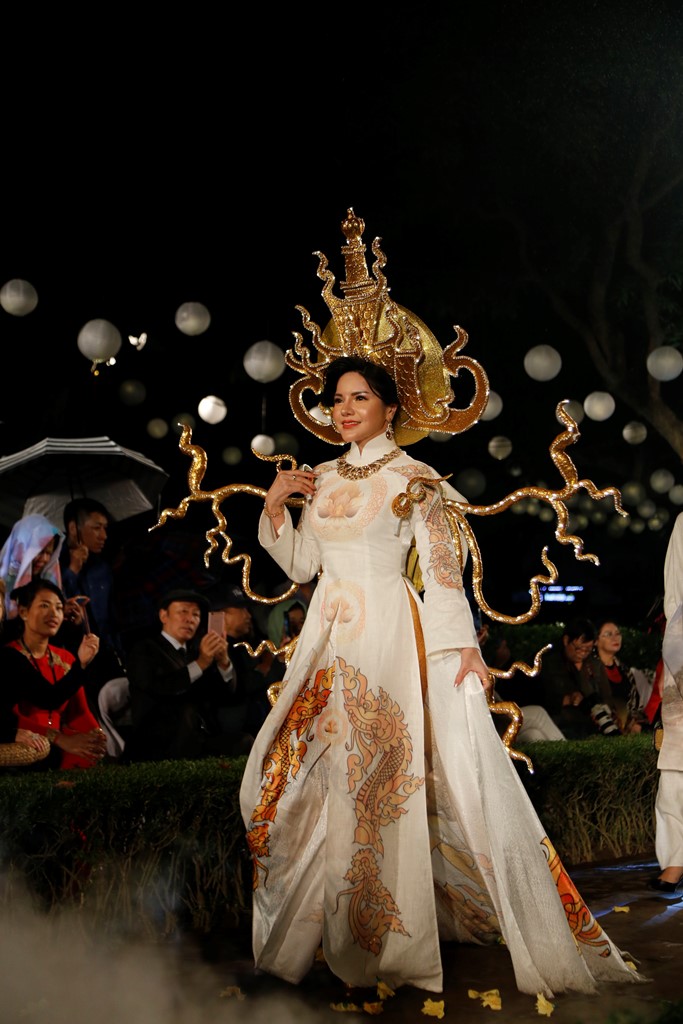 Những dấu ấn của văn hóa Á Đông được đưa lên tà áo dài đầy tinh tế và duy mỹ.