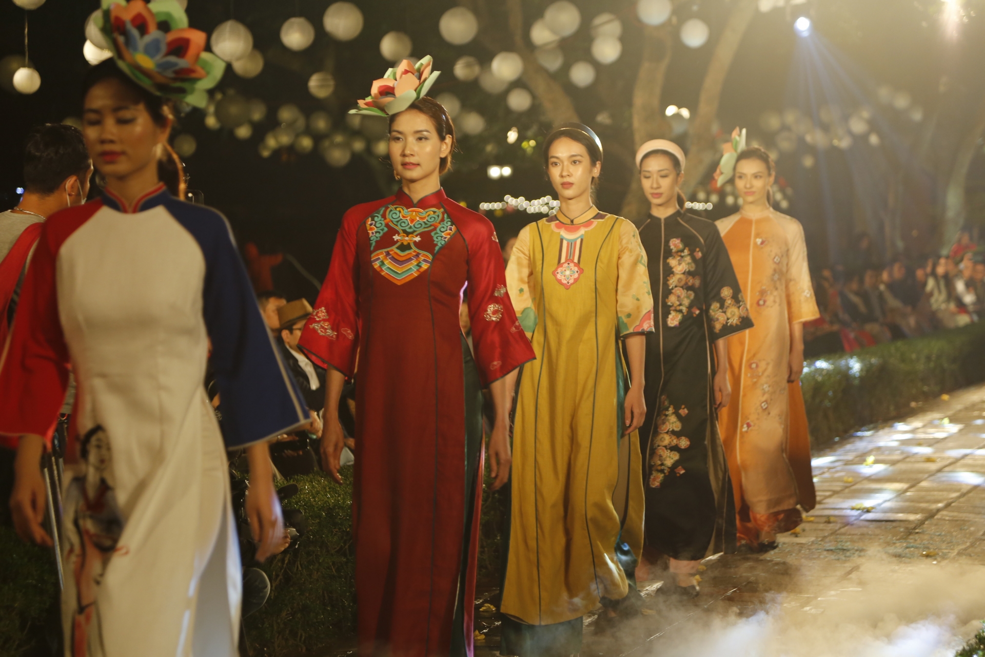 Gắn chủ đề mỗi bộ sưu tập gắn với một quốc gia là hành động nhằm quảng bá mạnh mẽ hơn nữa hình ảnh áo dài Việt Nam với thế giới.