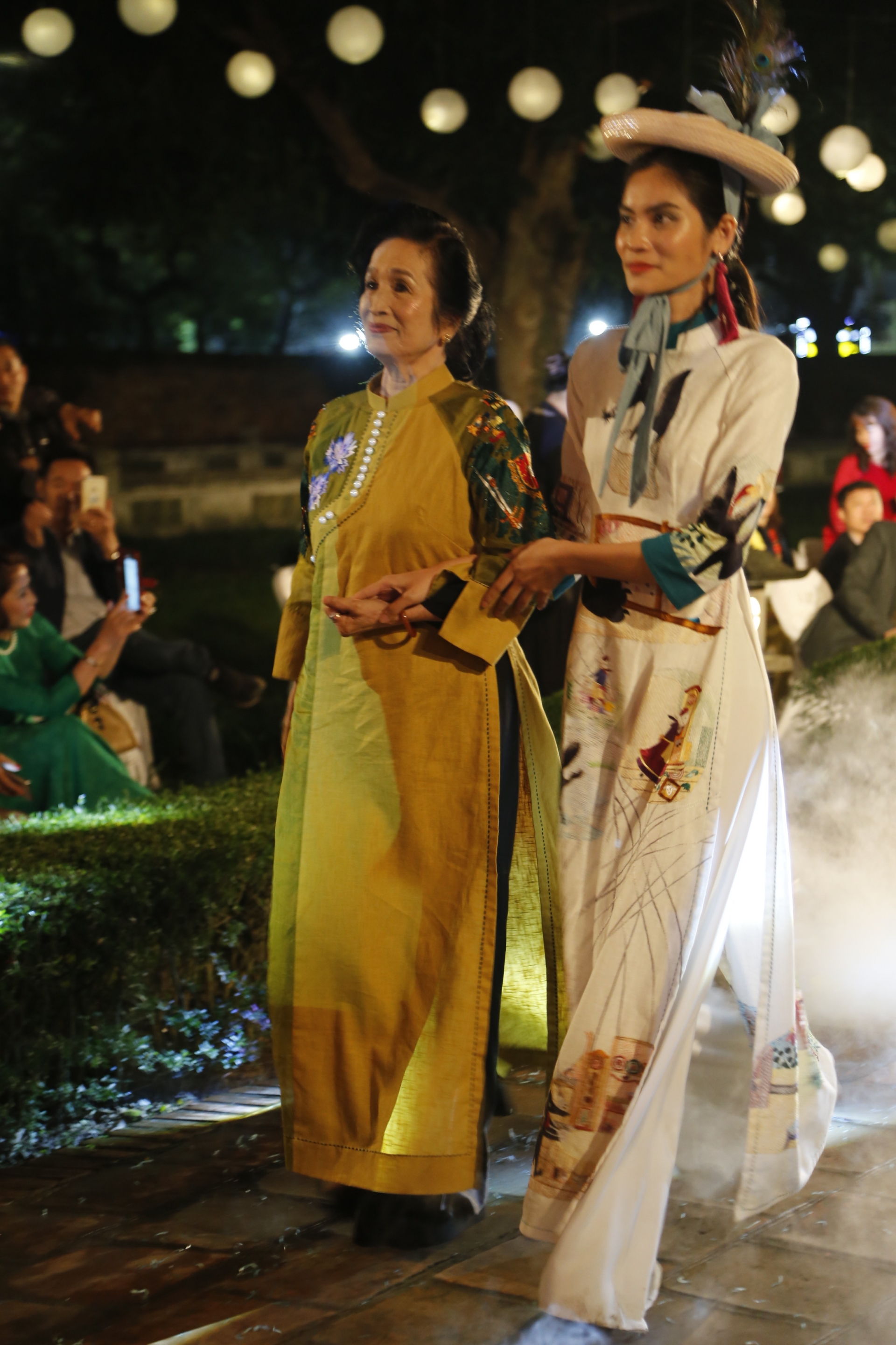 Nghệ sĩ nhân dân Trà Giang tham gia trình diễn áo dài ở tuổi U80.