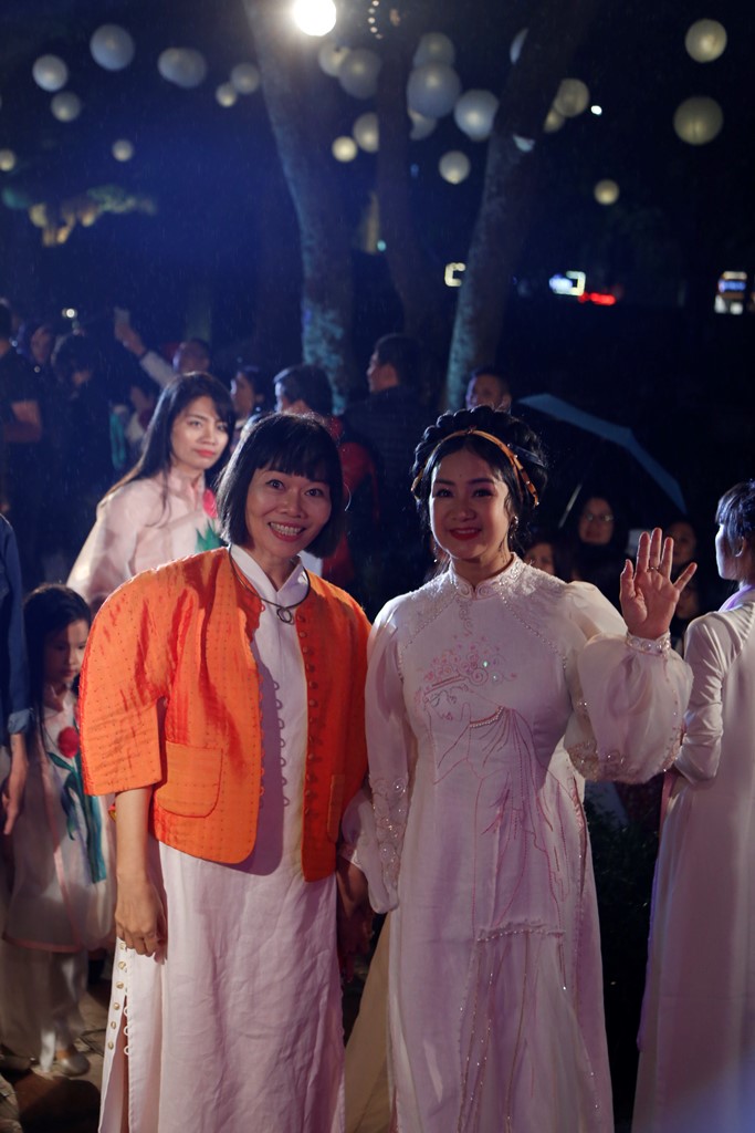 Nghệ sĩ nhân dân Thu Hà và nhà thiết kế Trịnh Bích Thủy. NSND Thu Hà đang rất được yêu mến với vai diễn bà Bạch Cúc - Tổng giám đốc Cao Dược.