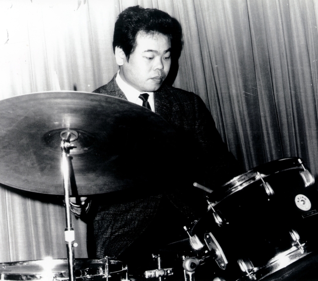 Hồi trẻ, Daisuke là tay trống trong 1 ban nhạc, ông và ban nhạc của mình đệm nhạc cho những người muốn biểu diễn