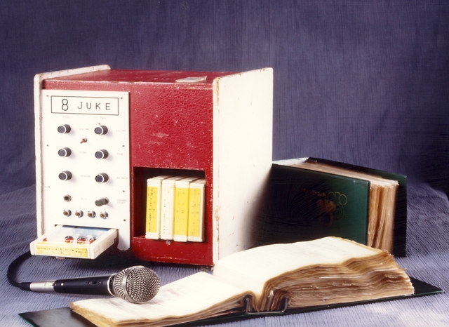 Chiếc máy Juke8 mà Daisuke đã phát minh ra, tiền thân của hệ thống karaoke bây giờ: một chiếc hộp chứa những bản nhạc đã ghi âm, có mic, và đi kèm những quyển sách in lời bài hát