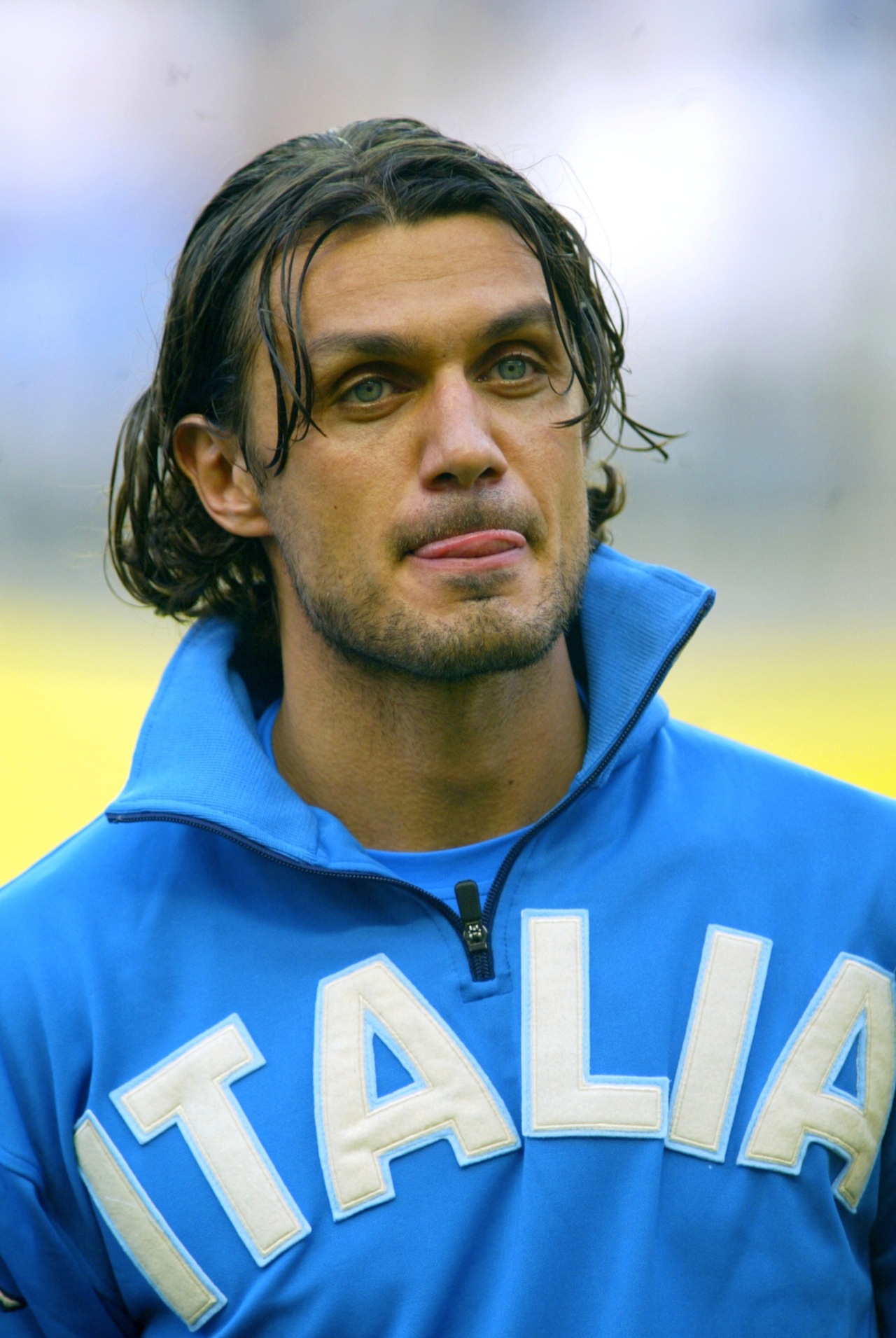 Paolo Maldini - một trong những hậu vệ xuất sắc nhất mà bóng đá thế giới từng sản sinh ra. Lối chơi hoàn mỹ và vẻ đẹp hoàn mỹ, nhiều phụ nữ nói rằng Maldini là người đàn ông có ánh mắt đẹp nhất thế giới.