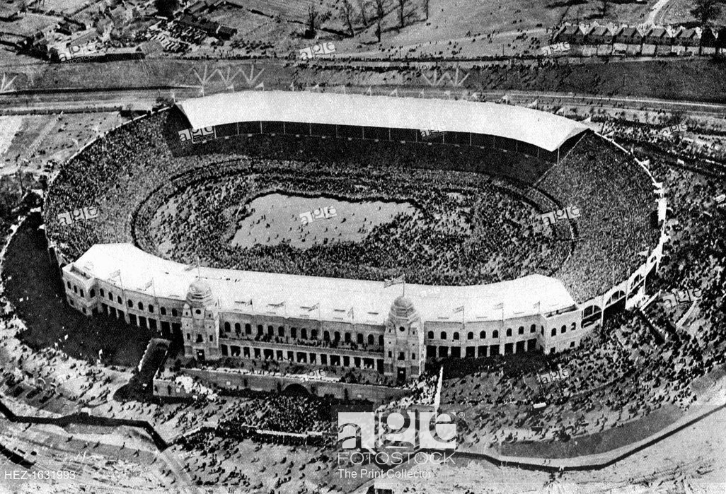 Với người Anh, Wembley còn hơn cả một biểu tượng. Sân Wembley được xây dựng vào năm 1923, từng tổ chức 1 trận chung kết FA Cup với con số khán giả kỉ lục hơn 100.000 người.
