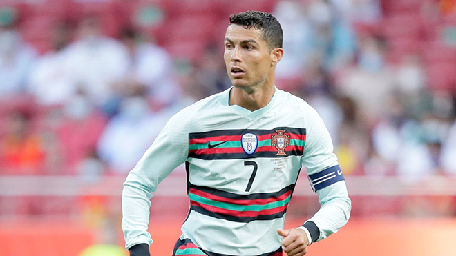 36 tuổi, chưa ai gọi Ronaldo là lão tướng. CR7 vẫn ra sân với khát vọng mạnh mẽ, với trái tim của một chàng trai tuổi đôi mươi.