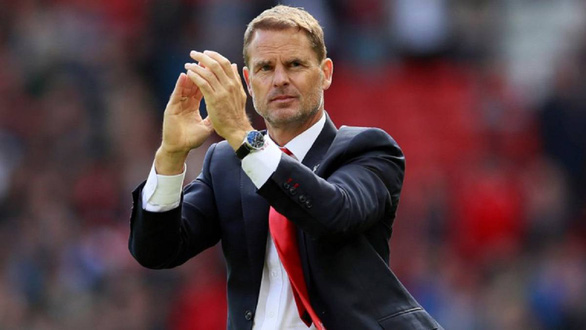 Diện suit đen, sơ mi trắng, Frank De Boer chọn cà vạt đỏ nổi bật. HLV ĐT Hà Lan luôn chỉn chu về mặt hình ảnh từ ngày còn là cầu thủ.