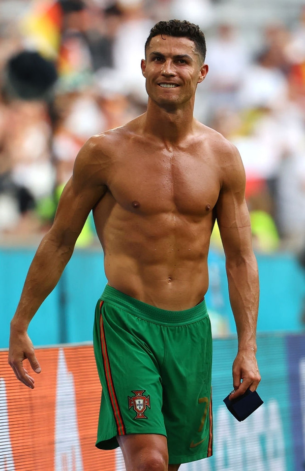 Thua trận, Ronaldo cởi áo