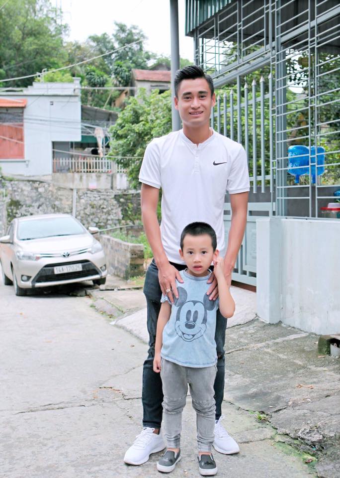 Tiền vệ đang khoác áo Viettel Vũ Minh Tuấn và cậu con trai của mình.