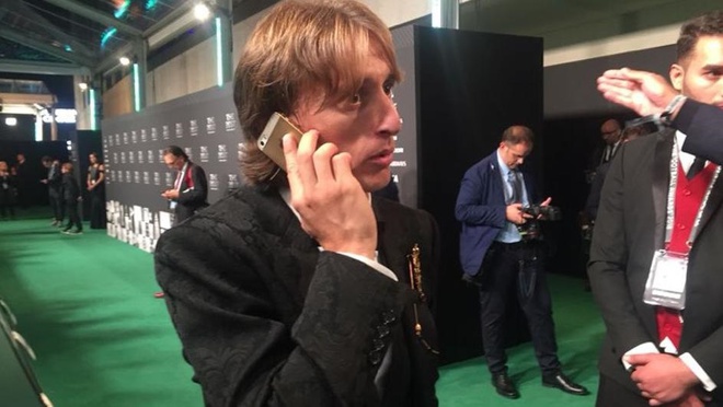 Năm 2018, Luka Modric đi nhận giải thưởng The Best - cầu thủ xuất sắc nhất thế giới với 1 chiếc iPhone 5s đã dùng khoảng 5-6 năm.