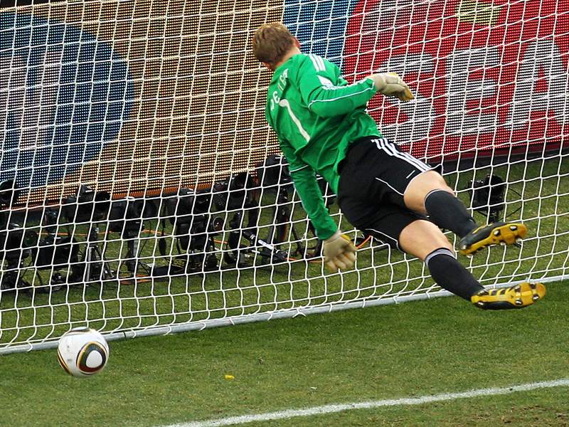 Cú sút đã vào lưới Neuer đến cả mét, nhưng không được công nhận. FIFA sau đó quyết định đưa công nghệ Goal - line vào sử dụng.