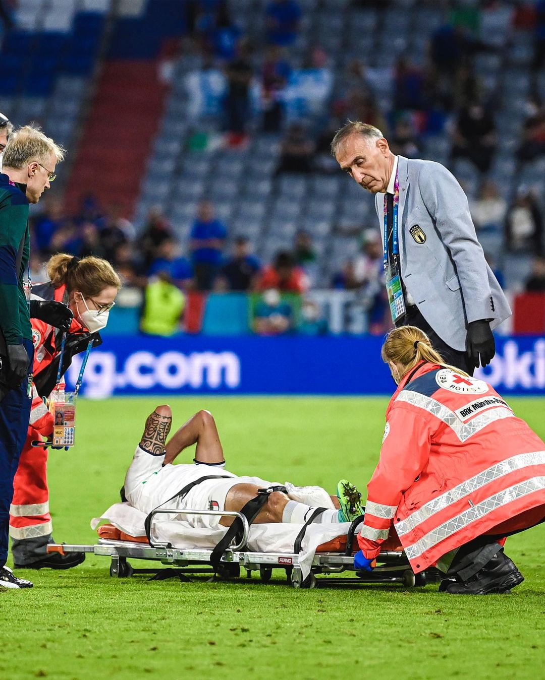 Spinazzola ôm mặt khóc sau khi chấn thương ở trận đấu giữa Italia và Bỉ