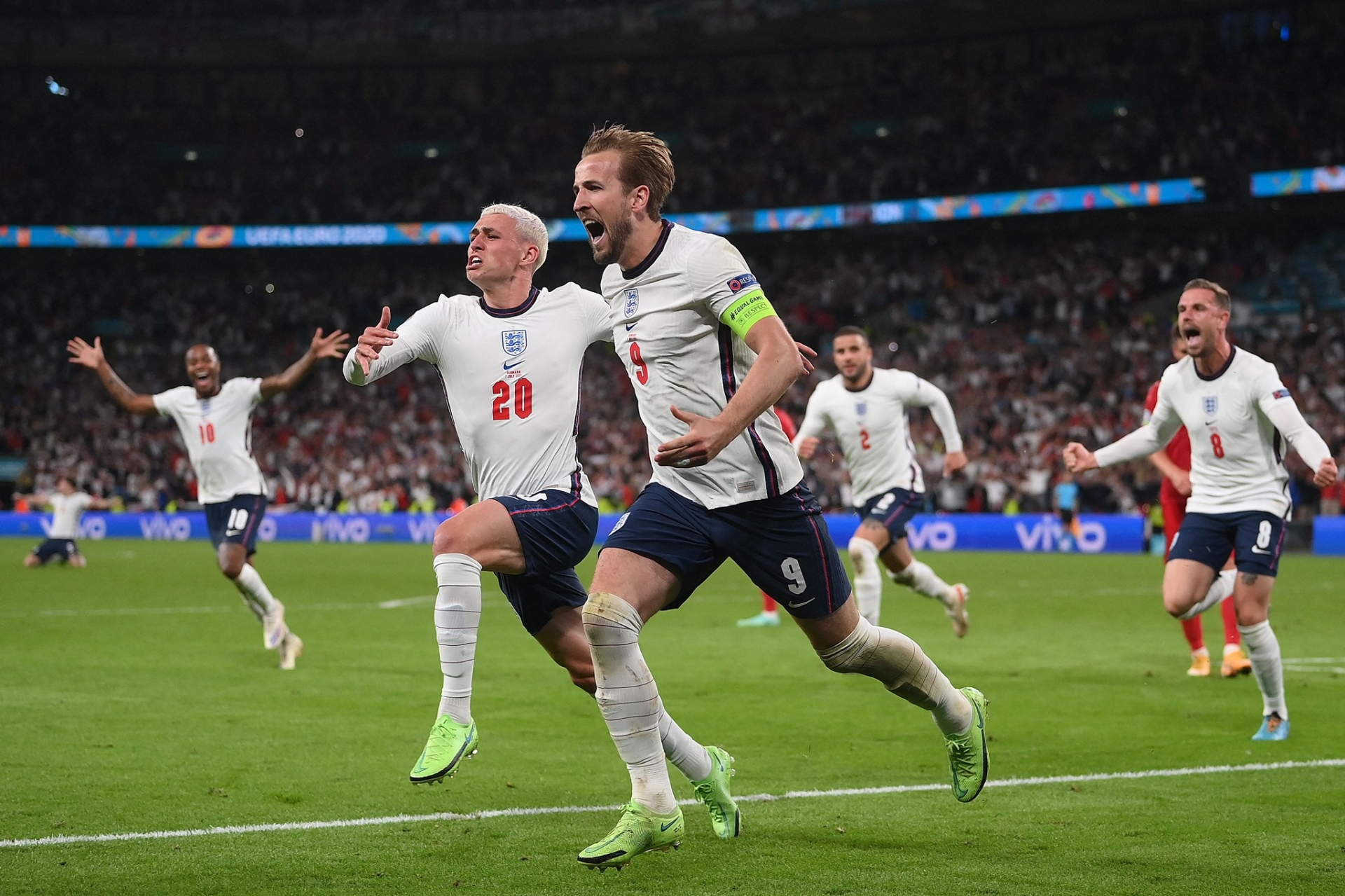 Kane và Phil Foden ăn mừng bàn thắng. Đây cũng là bộ mặt của tuyển Anh ở giải lần này, họ là sự kết hợp của những cầu thủ đủ kinh nghiệm và càng thi đấu càng dày bản lĩnh như Kane, và những sao trẻ như Phil Foden