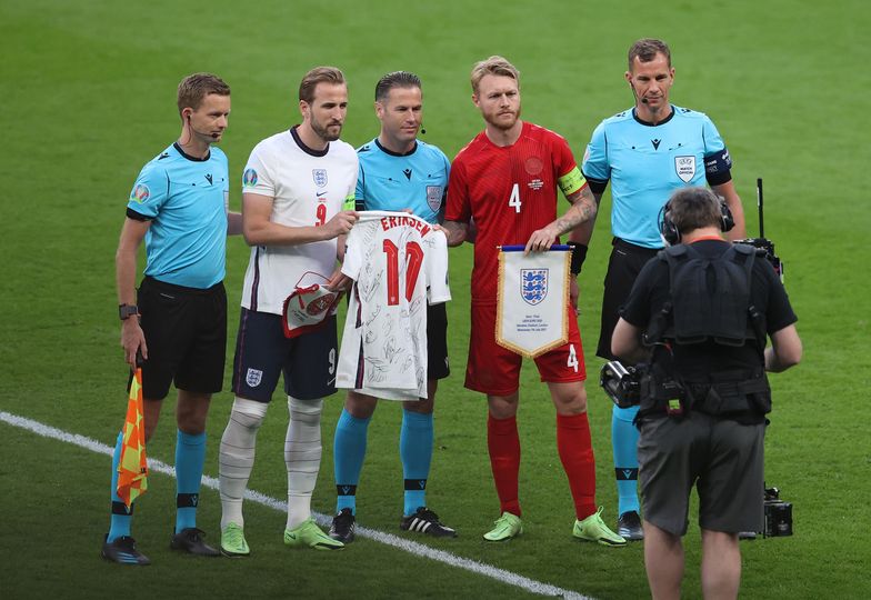 Đội trưởng tuyển Anh Harry Kane trao tặng đội trưởng Đan Mạch chiếc áo đấu có tên Ericksen với chữ kí của các cầu thủ Anh. Qúa nhiều những hành động nhân văn, ý nghĩa tại kỳ EURO đặc biệt khi dịch bệnh Covid-19 vẫn đang diễn ra phức tạp khắp thế giới.