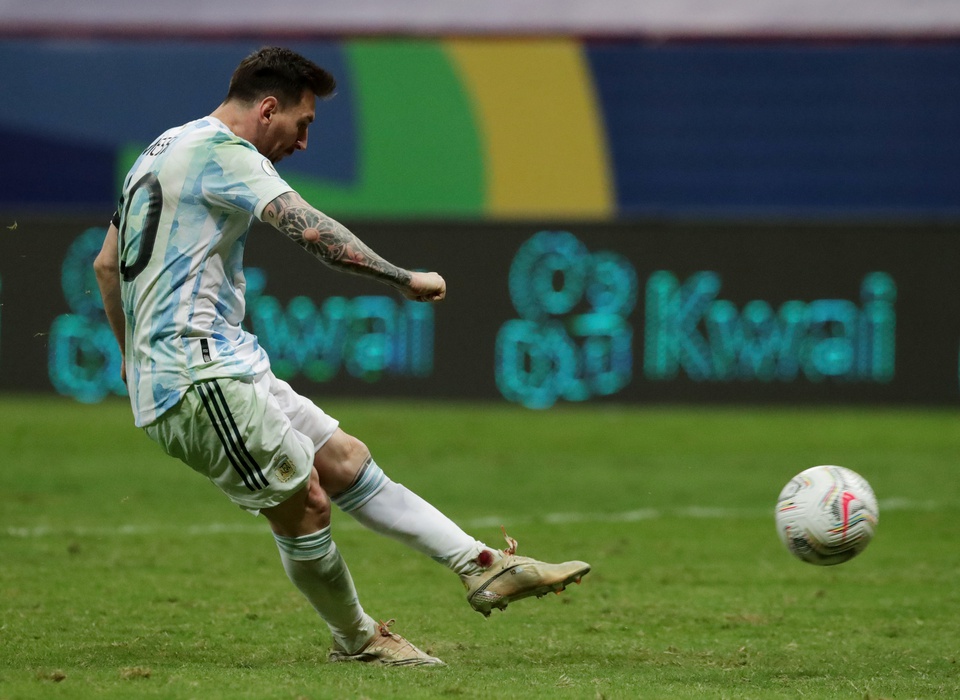 Messi thực hiện thành công quả 11m đầu tiên trong loạt đấu súng với Colombia