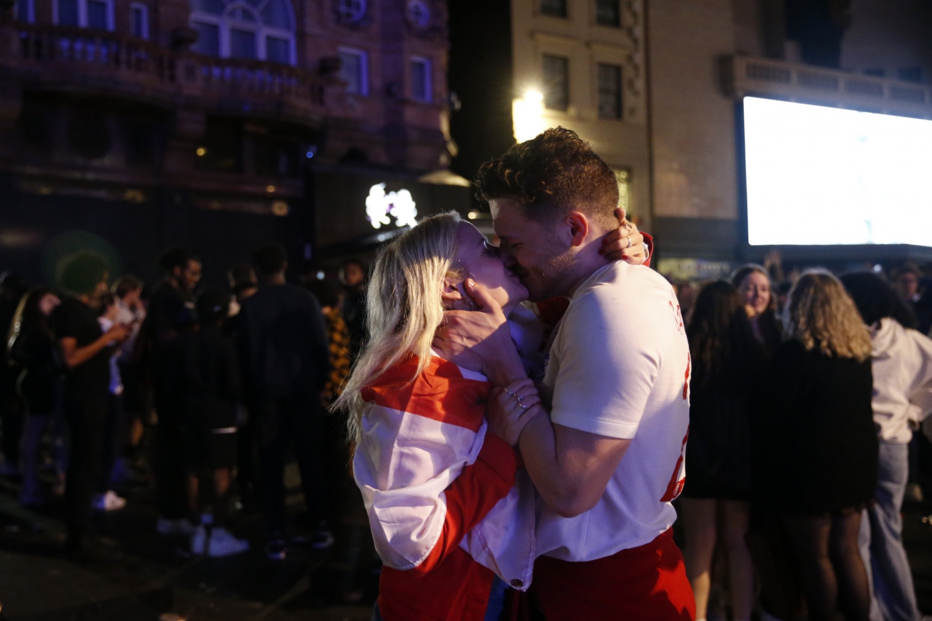 CĐV Anh cũng tặng nhau nụ hôn ngọt ngào để ăn mừng vào chung kết. Ngoài hôn, thậm chí người Anh còn kêu gọi nhau...hơn thế nữa, bởi không thể ngăn cản cảm xúc trào dâng trước chiến thắng lịch sử.