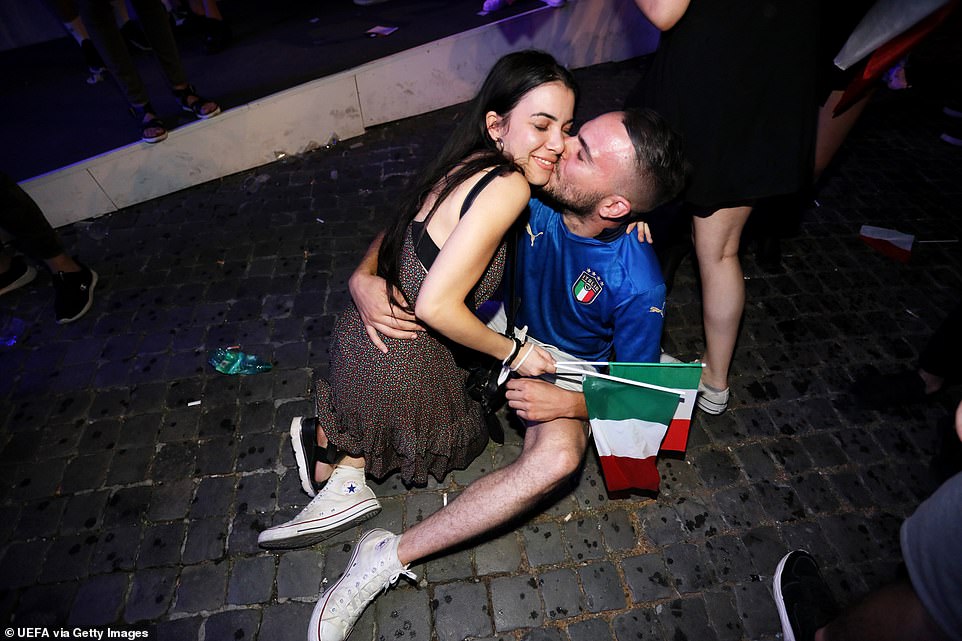 CĐV Italia ôm hôn nhau khi đội nhà chiến thắng