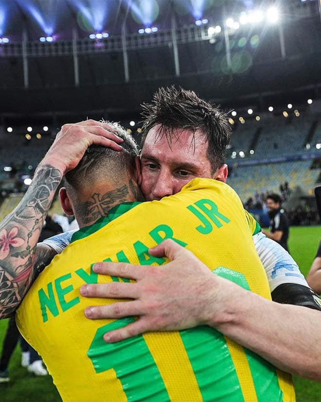 Messi và cái ôm thật chặt cho đối thủ, cho người thạn thân Neymar, hình ảnh gây xúc động cả thế giới.