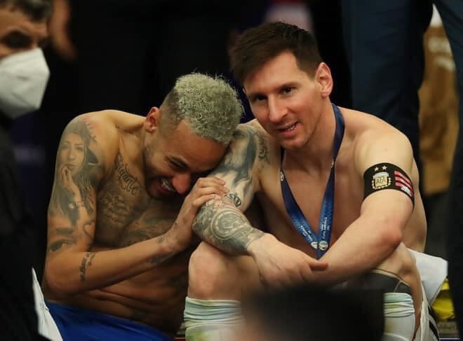 Messi và Neymar bên cạnh nhau. Chiến thắng và thất bại rồi cũng sẽ qua đi, chỉ còn niềm đam mê, tình bạn là mãi mãi. Lịch sử vinh danh Messi, Maradona dường như ở đâu đó trên thiên đường cũng đang mỉn cười với Messi, nhiều CĐV đã nói như vậy.