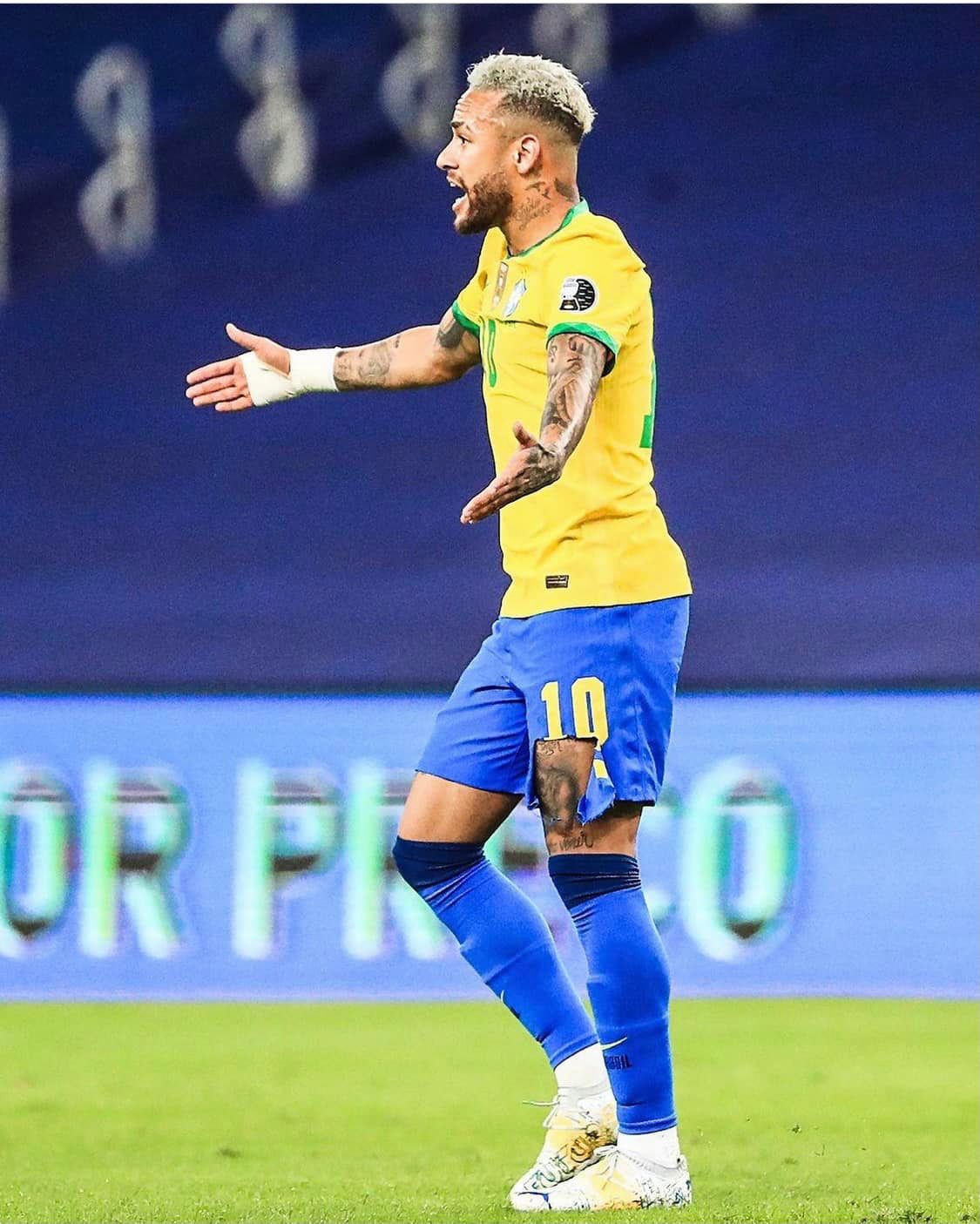 Trận đấu quyết liệt với vô số những pha phạm lỗi, Neymar rách cả quần sau nhiều pha bóng