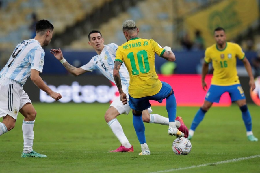 Neymar và các cầu thủ Brazil cũng chơi đầy quyết tâm