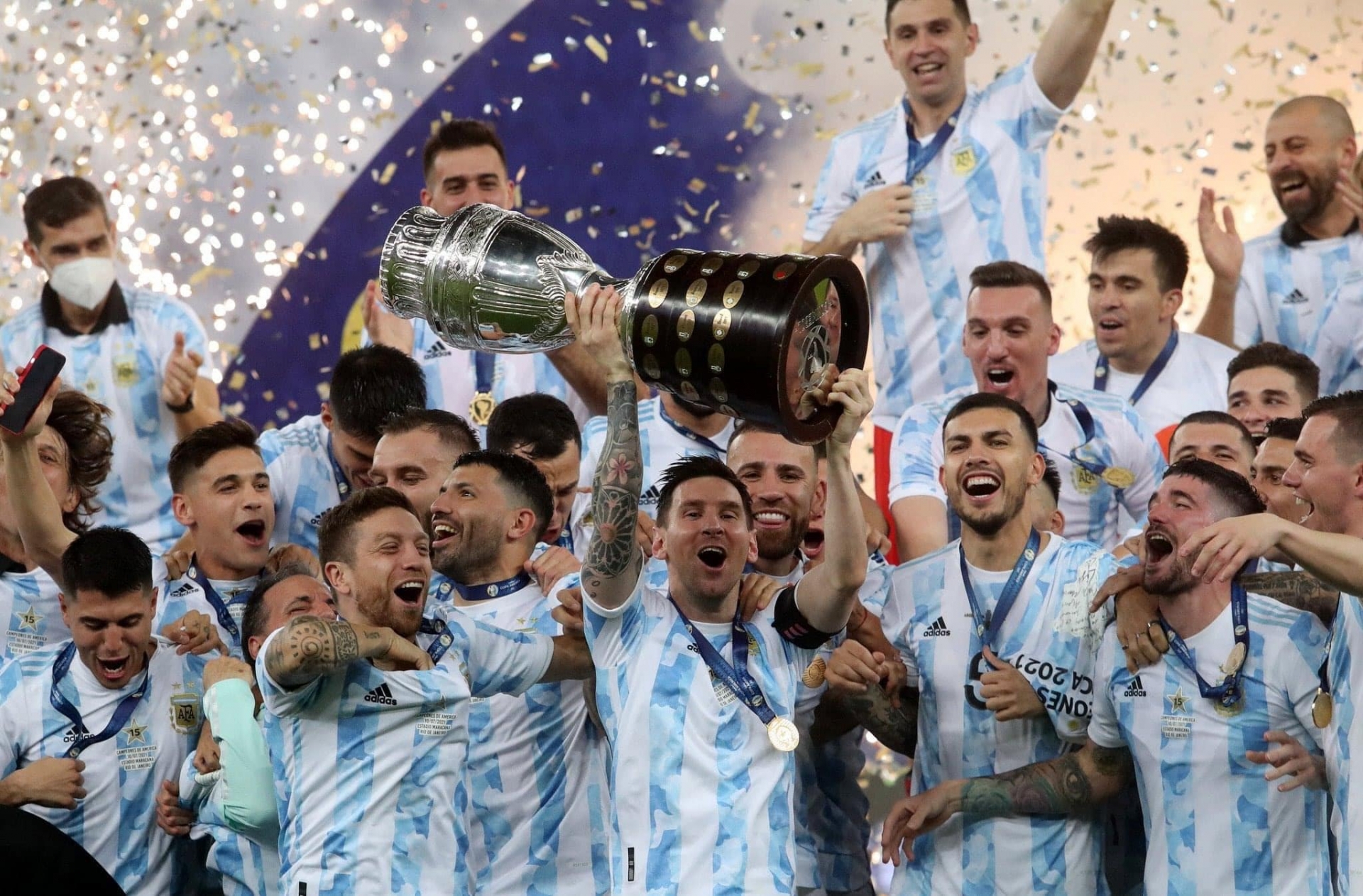 Lần đầu tiên trong sự nghiệp, Messi được nâng cao chiếc Cup vô địch Nam Mỹ