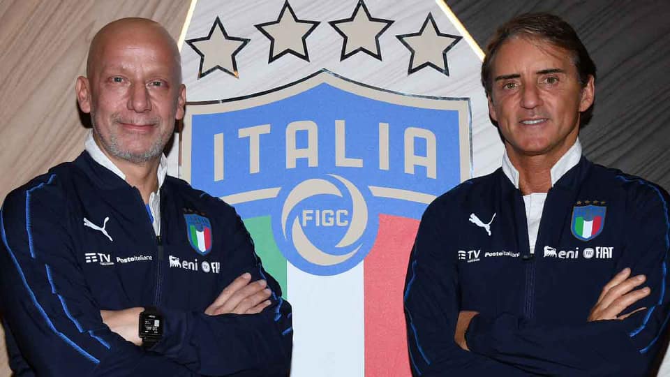 Gianluca Vialli phải điều trị, chiến đấu với bệnh ung thư tuyến tụy, và ngay sau khi khỏe lại, ông nói rằng minh phải ở bên cạnh để giúp đỡ Mancini