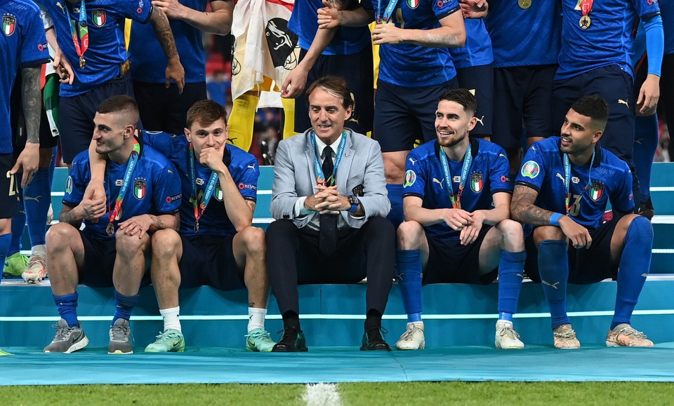Chiếc đồng hồ trên tay HLV Roberto Mancini trong suốt các trận đấu EURO và cả đêm chung kết