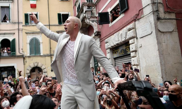 Chú rể trong bộ vest sáng màu - nhìn như ngôi sao nhạc Rap Eminem - đám cưới được hàng trăm CĐV chúc mừng, trở thành lễ ăn mừng chiến thắng tiếp theo