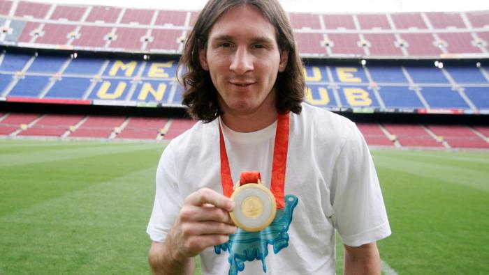 Messi với tấm HCV môn bóng đá nam Olympic Bắc Kinh 2008