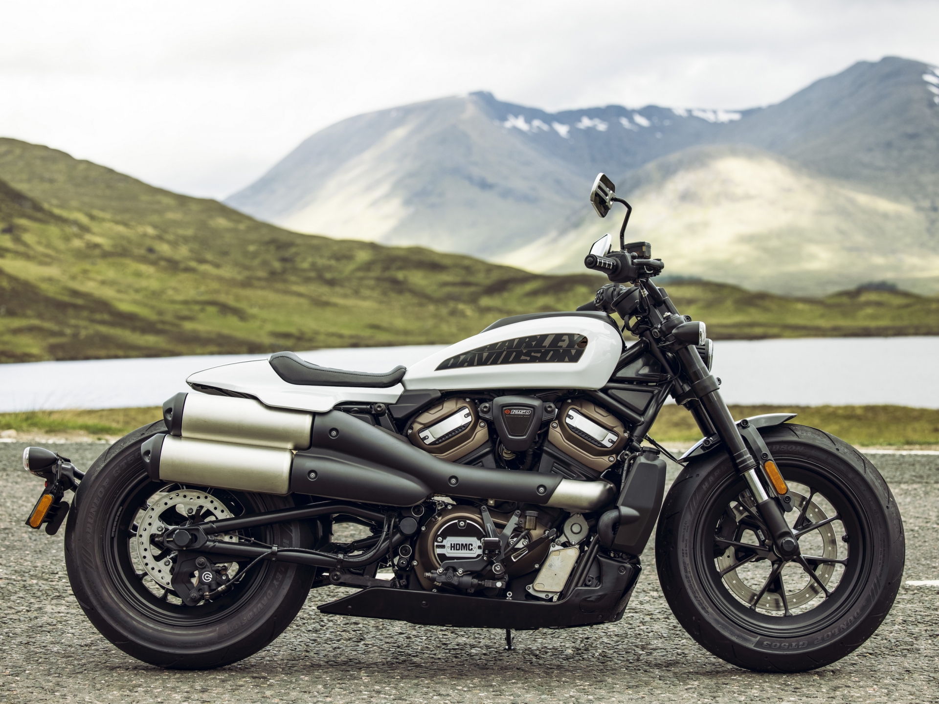 Harley-Davidson Sportster S 2021 có ba màu Vivid Black, Stone Washed White Pearl và Midnight Crimson.