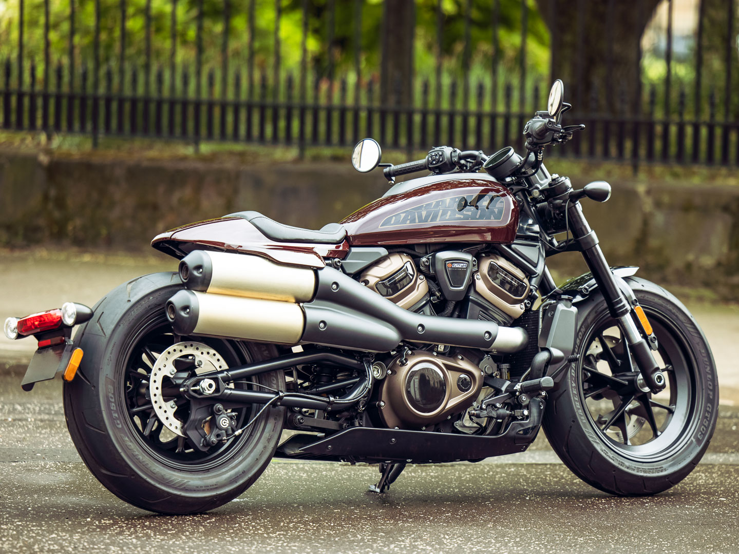Harley-Davidson Sportster S 2021 với thiết kế đậm chất cơ bắp và đột phá với ống xả đôi lắp trên cao, động cơ thế hệ mới nhất Revolution Max 1250T mạnh mẽ, công suất 121hp, van biến thiên, làm mát bằng dung dịch