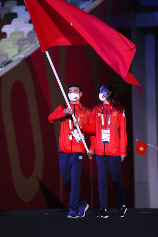 Nguyễn Huy Hoàng và Quách Thị Lan - 2 VĐV cầm cờ của Việt Nam tại lễ khai mạc