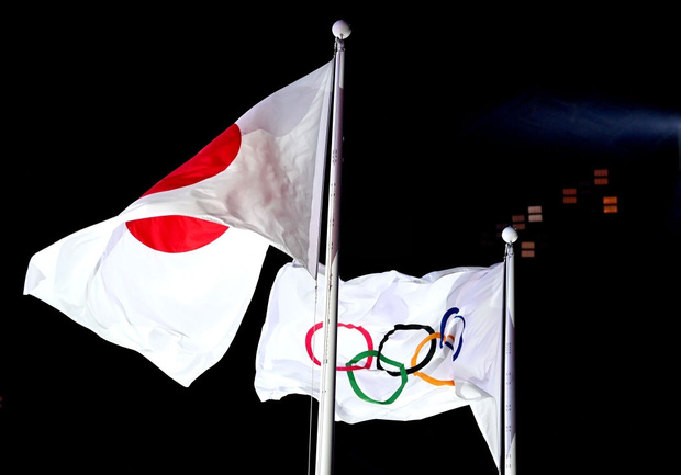 Ngọn cờ Olympic và cờ của nước chủ nhà. Nước Nhật đã vượt lên những mất mát đau thương sau thảm họa sóng thần để đem đến thế giới một kỳ Olympic tươi mới dù đầy khó khăn