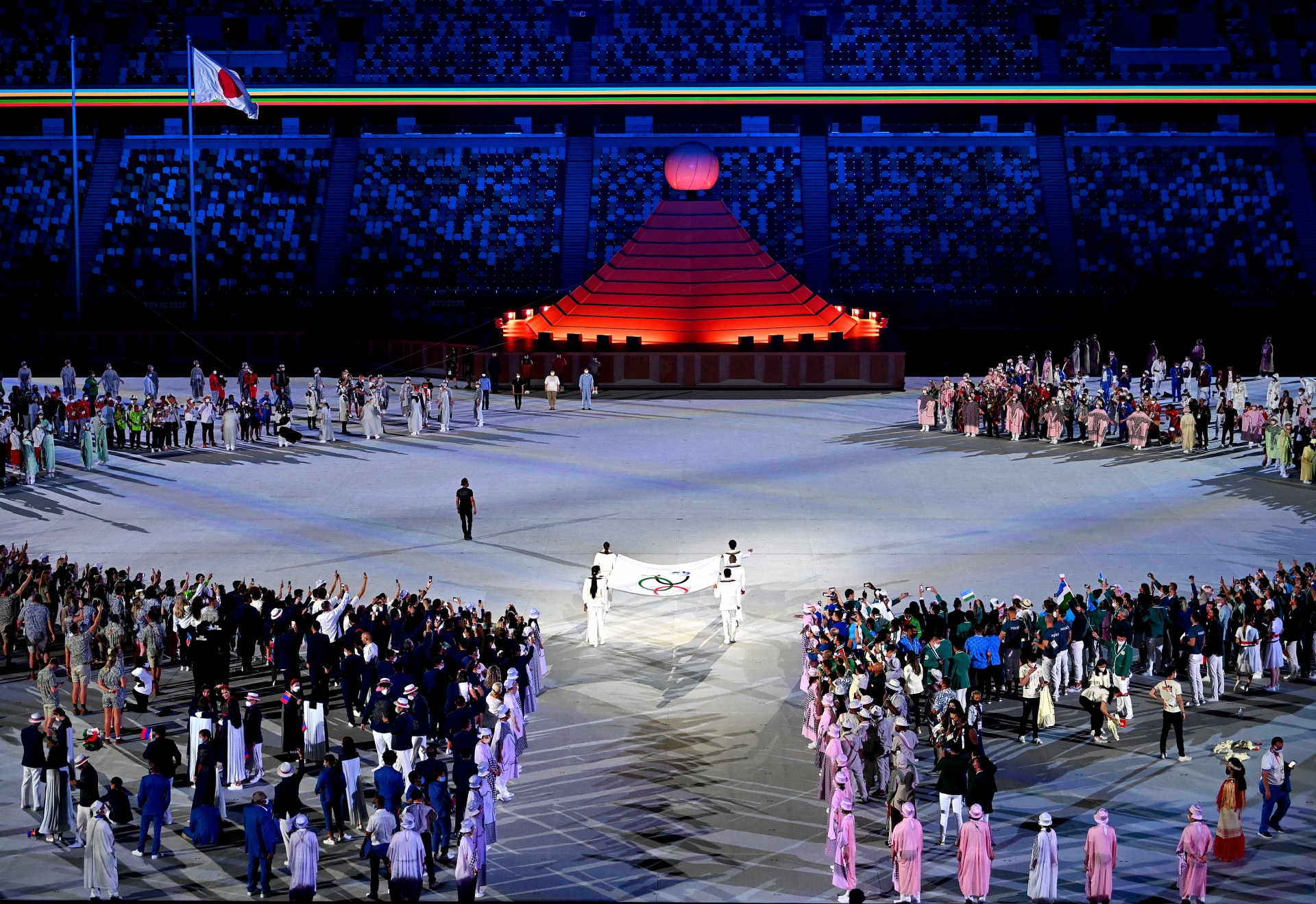 Lá cờ Olympic được rước vào sân để bắt đầu Lễ khai mạc Olympic Tokyo 2020