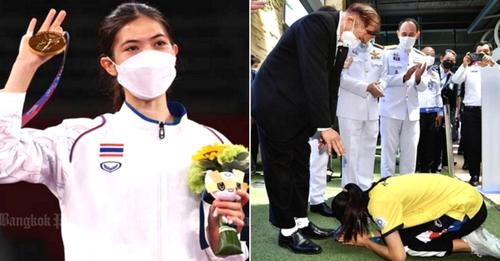 Việc đầu tiên sau khi trở về là cô đã quỳ dưới chân cha mình để tỏ lòng biết ơn. Panipak đã đeo lên cổ người cha tấm HCV Olympic mà mình đã giành được.