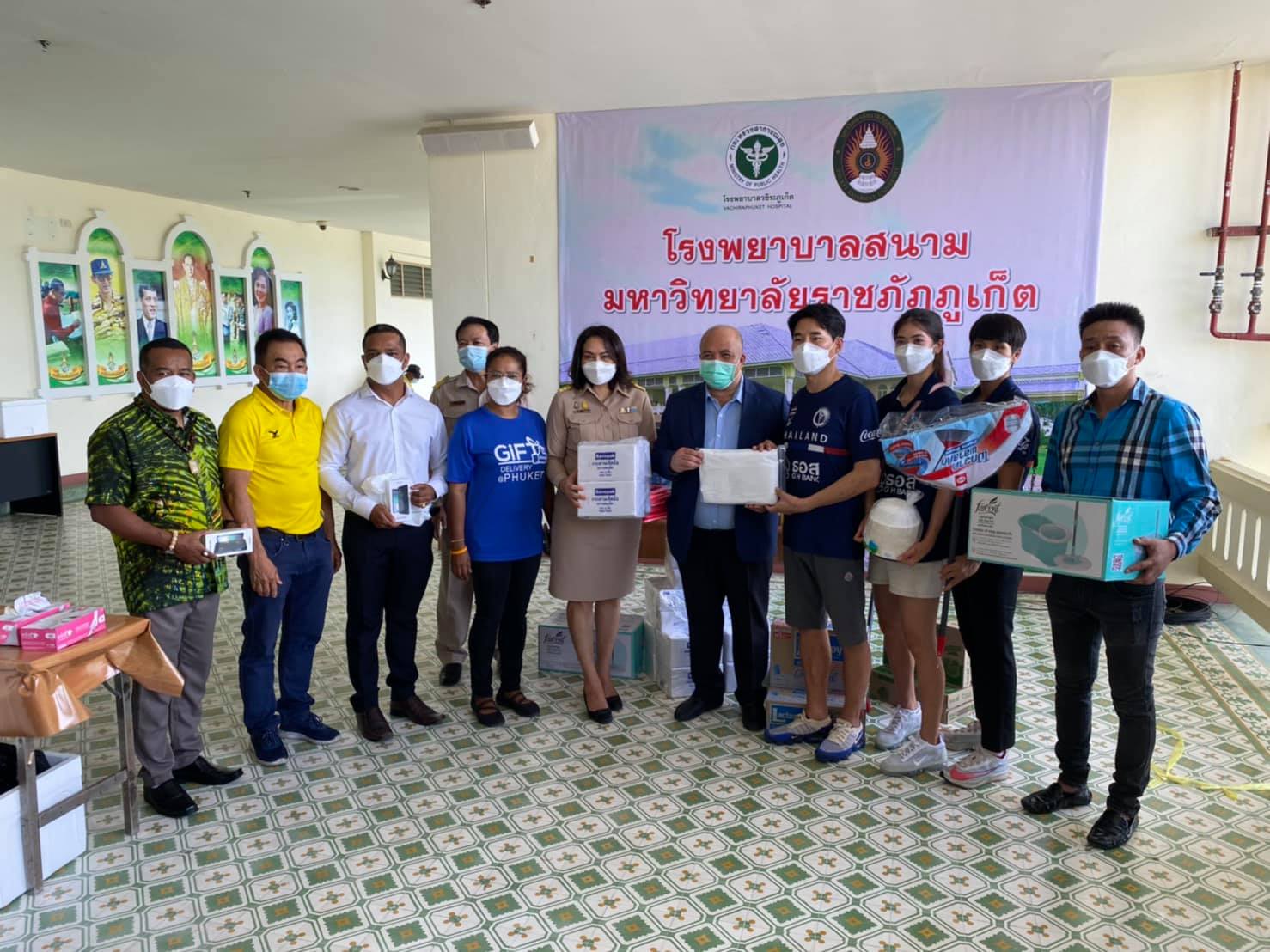Nữ VĐV Thái Lan tham gia tặng quà, giúp đỡ những người dân Thái Lan chịu ảnh hưởng bởi dịch.