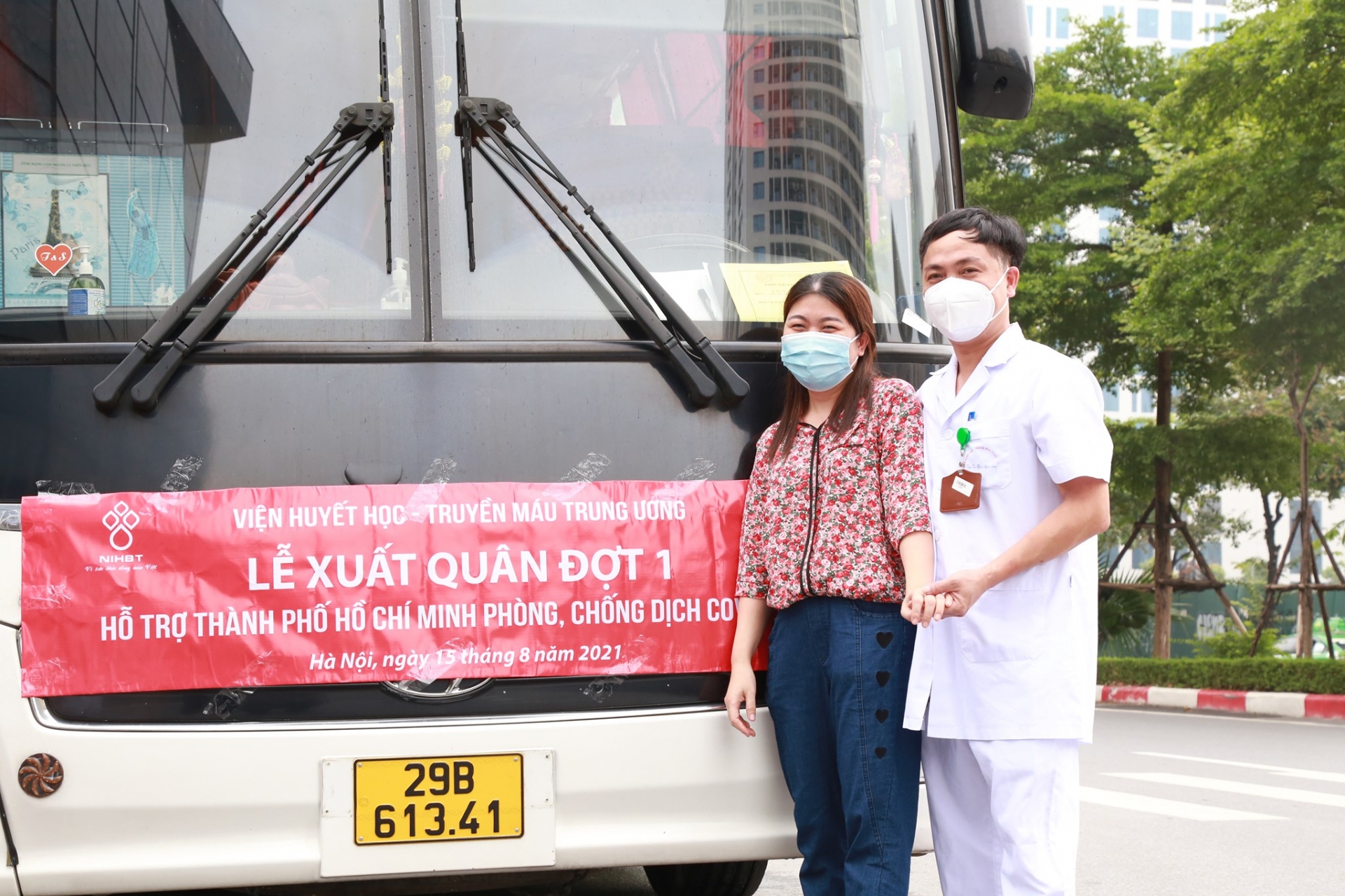 Anh Trần Văn Luật chia tay vợ là chị Trần Thị Nhung trước khi lên đường vào Nam làm nhiệm vụ, cả hai anh chị đều công tác tại Viện Huyết học – Truyền máu Trung ương.