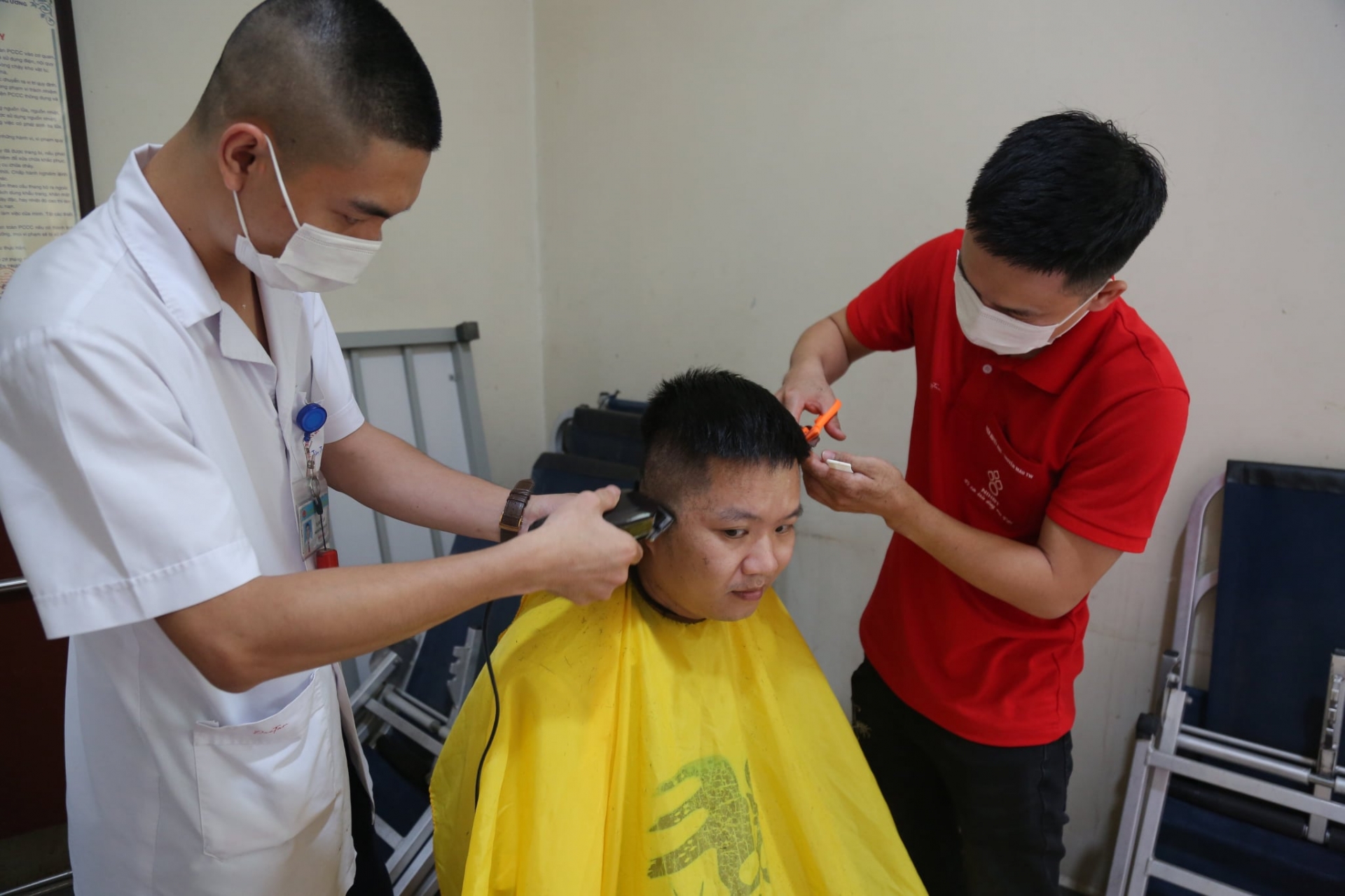 Các cán bộ, y bác sĩ tổ chức cắt tóc cho nhau ngay tại Viện để đi vào 'tâm dịch'