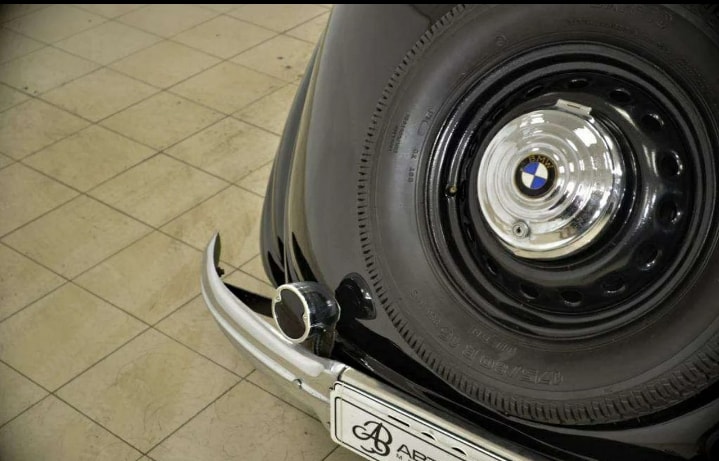 Bánh xe bên hông có đường viền mạ chrome bóng cao, có logo BMW.  Phần đuôi xe với cản sau cũng rất đẹp.  Mỗi chiếc BMW là một kiệt tác cơ khí.