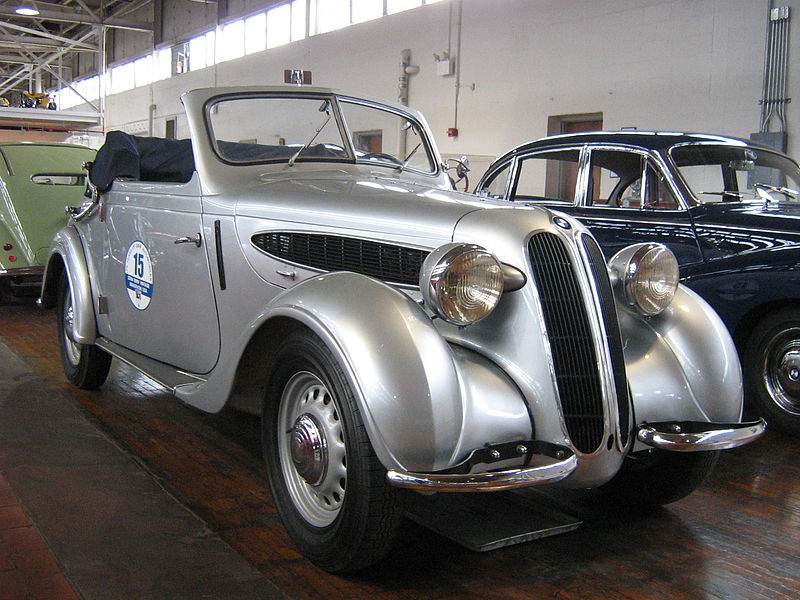 Một chiếc BMW 320 sản xuất năm 1938: 2 cửa thể thao, đường cong mê hoặc, đèn pha cổ điển.  Cả hai cửa hút gió thận đều có logo BMW đặc trưng, ​​vẫn có thể thấy trên BMW 3 Series 2021