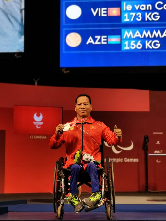 Lực sĩ Lê Văn Công mang về tấm huy chương bạc cho đoàn Việt Nam tại Paralympic 2020