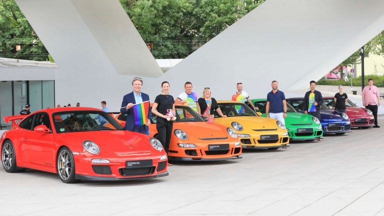 Porscher - hãng xe Đức cũng biểu thị sự ủng hộ cộng đồng LGBT với một đội hình xe xếp thành màu cầu vồng