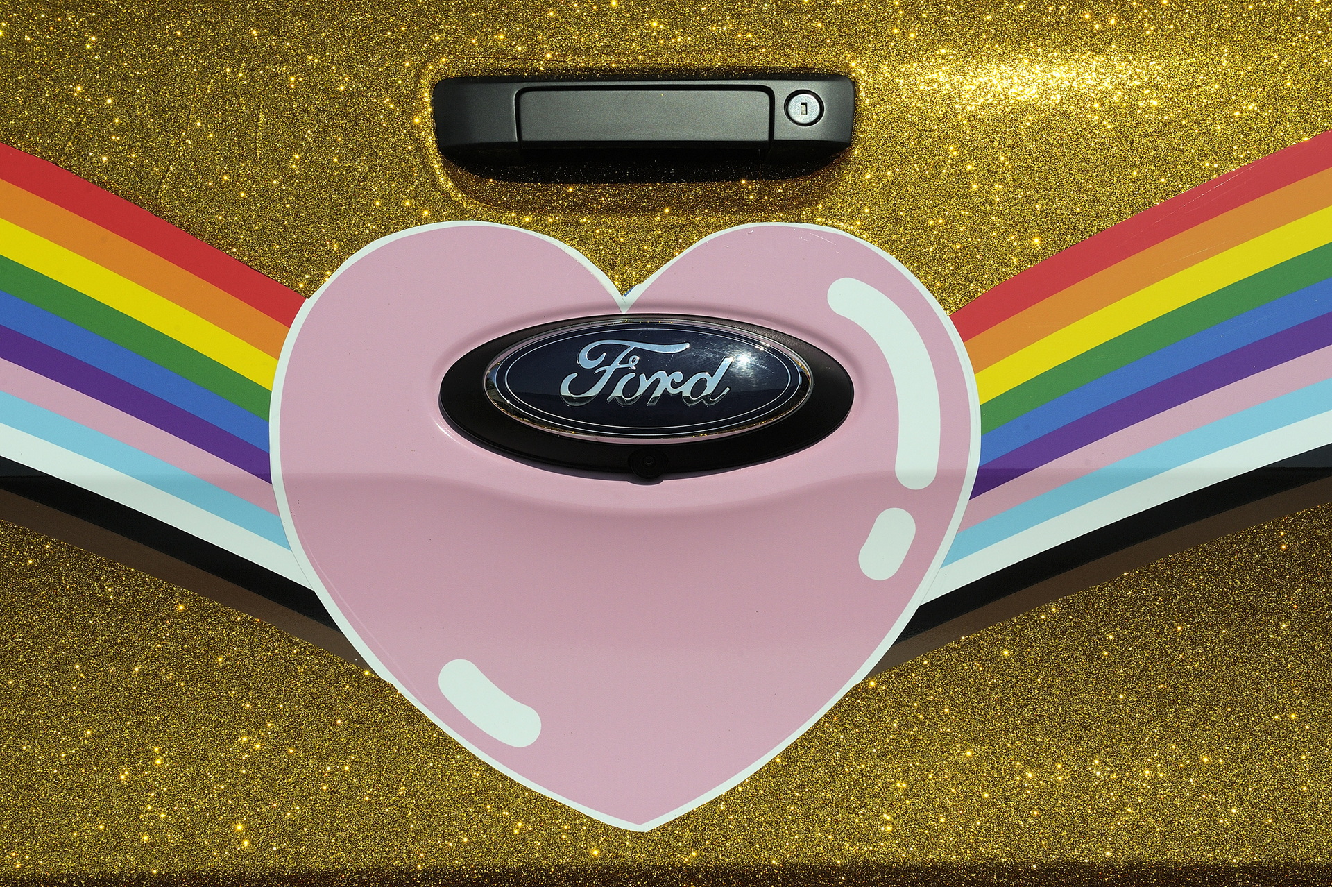 Ford Raptor còn được trang trí thêm một trái tim màu hồng