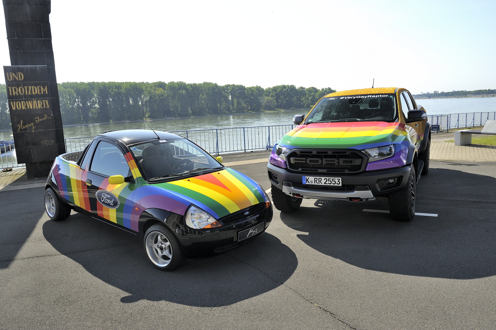 Ford Raptor sơn màu cầu vồng để biểu thị sự ủng hộ cộng đồng LGBT. Bên cạnh là một chiếc Ford KA được độ thành bán tải mini.
