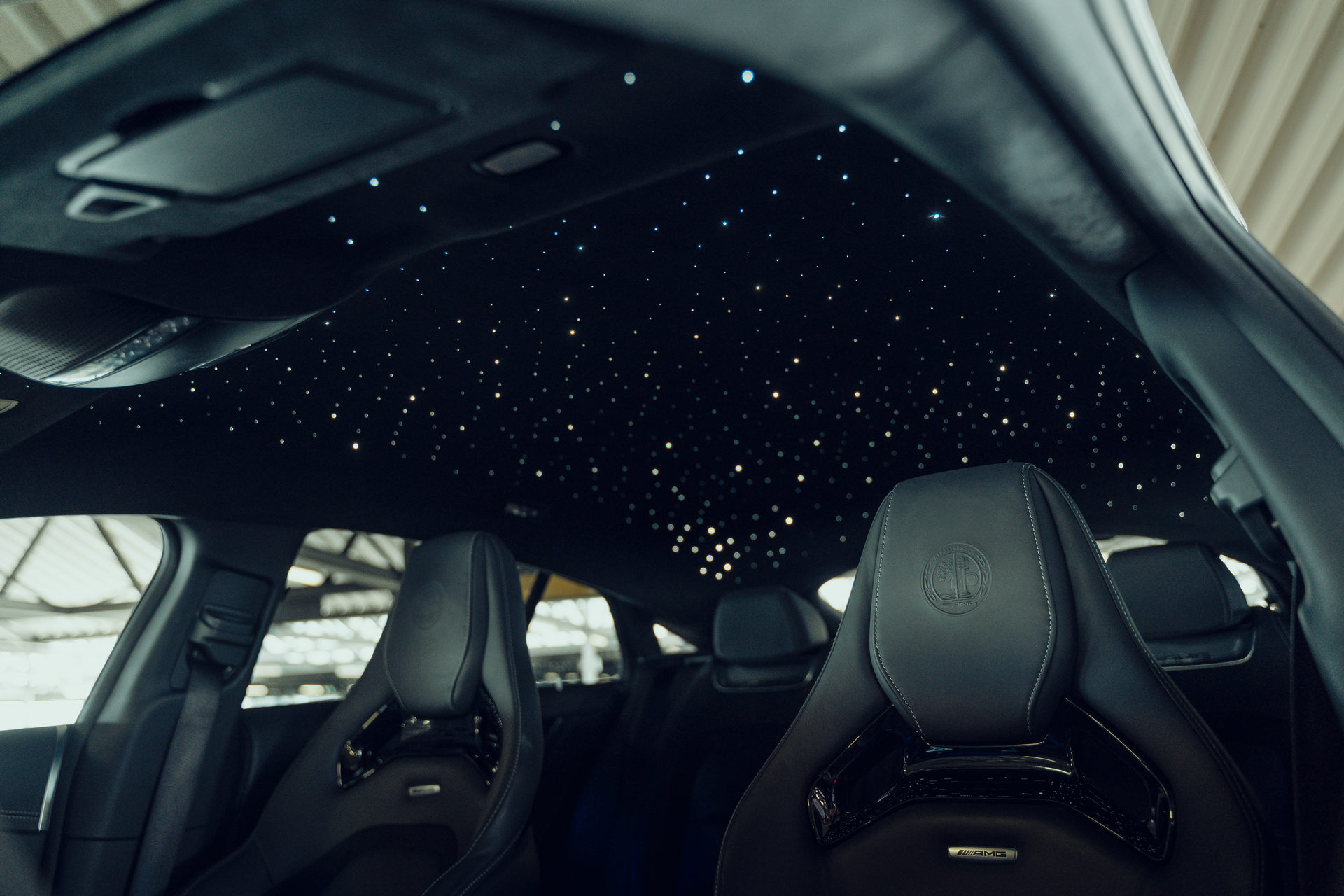 Trần xe được tạo thành từ những ngôi sao lấp lánh - điều chỉ thấy trên những chiếc Rolls sang trọng - Royces