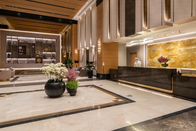 Sảnh tiếp đón của các khách sạn và tòa nhà lớn ở Ả rập Xê út và các nước Trung Đông thường mang tông vàng và trắng. Dát vàng là phong cách thể hiện sự sang trọng ở các nước này.