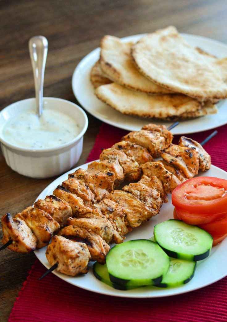 Shish tawook - một món ăn truyền thống của người dân Ả Rập, bánh mì trắng ăn kèm với thịt gà nướng. Thịt gà tẩm nước xốt và thường nướng hơi cháy, ăn kèm cà chua và dưa chuột.