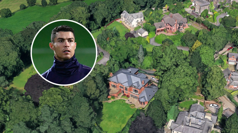 Là tỉ phú bóng đá, Cristiano Ronaldo sở hữu nhiều bất động sản hạng sang, đắt tiền tại những nơi anh thi đấu, sở hữu khách sạn tại quê nhà Bồ Đào Nha.