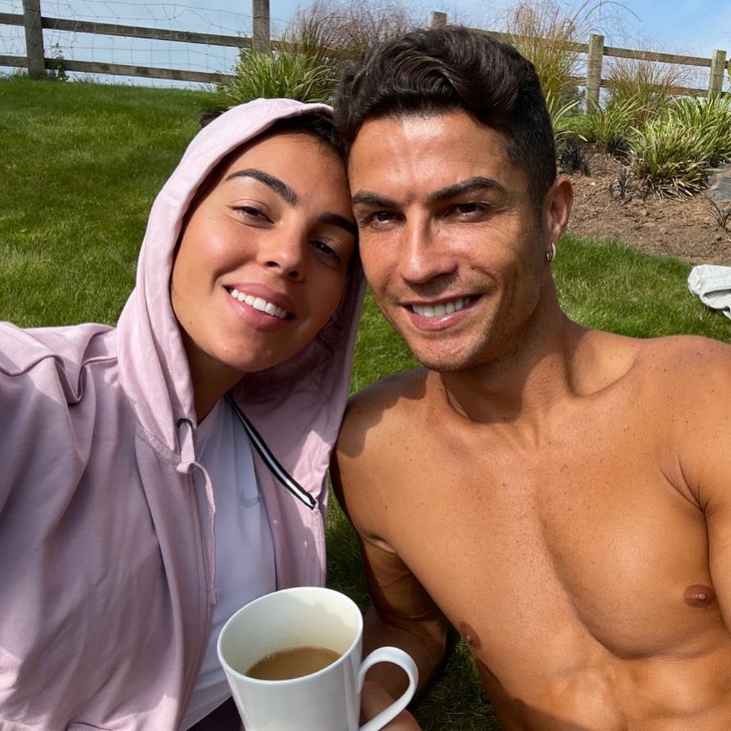'Ai bảo nước Anh không có nắng ấm', Ronaldo chia sẻ lên mạng xã hội, kèm hình ảnh uống cafe cùng bạn gái.