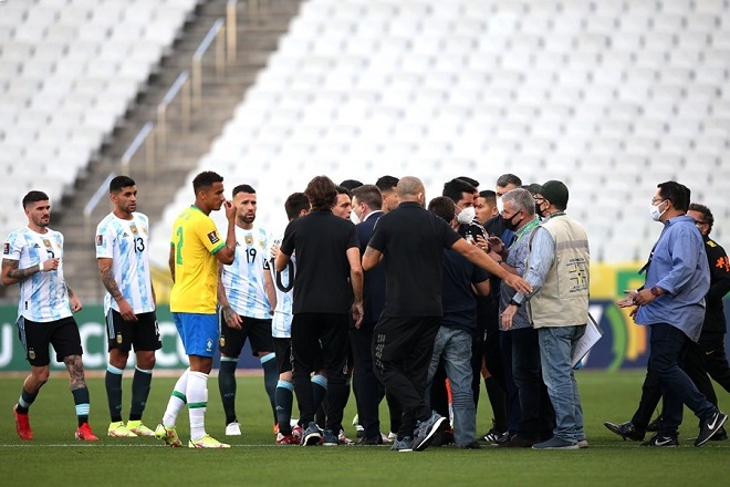 Trận đấu Brazil - Argentina bị hoãn lại do cơ quan y tế vào sân 'bắt' 4 cầu thủ tình nghi vi phạm qui định phòng chống Covid-19